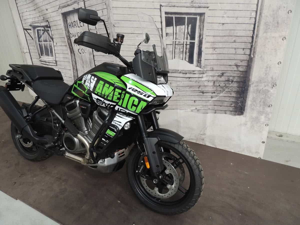 1. Harley-Davidson Adventure Street Bike vor historischem Hintergrund.