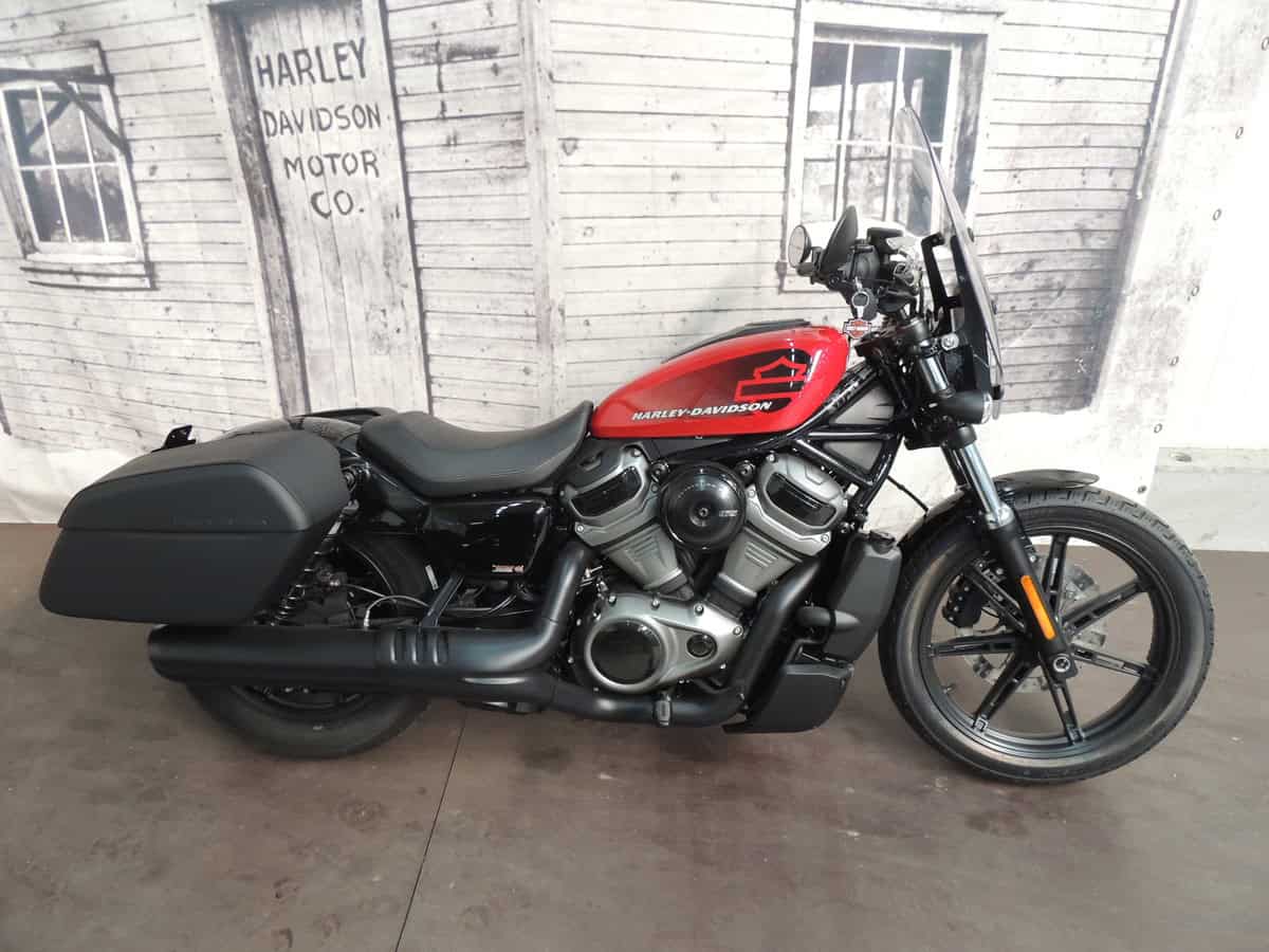 Harley-Davidson Softail Sportster mit Rot Tank und schwarzen Sattel.