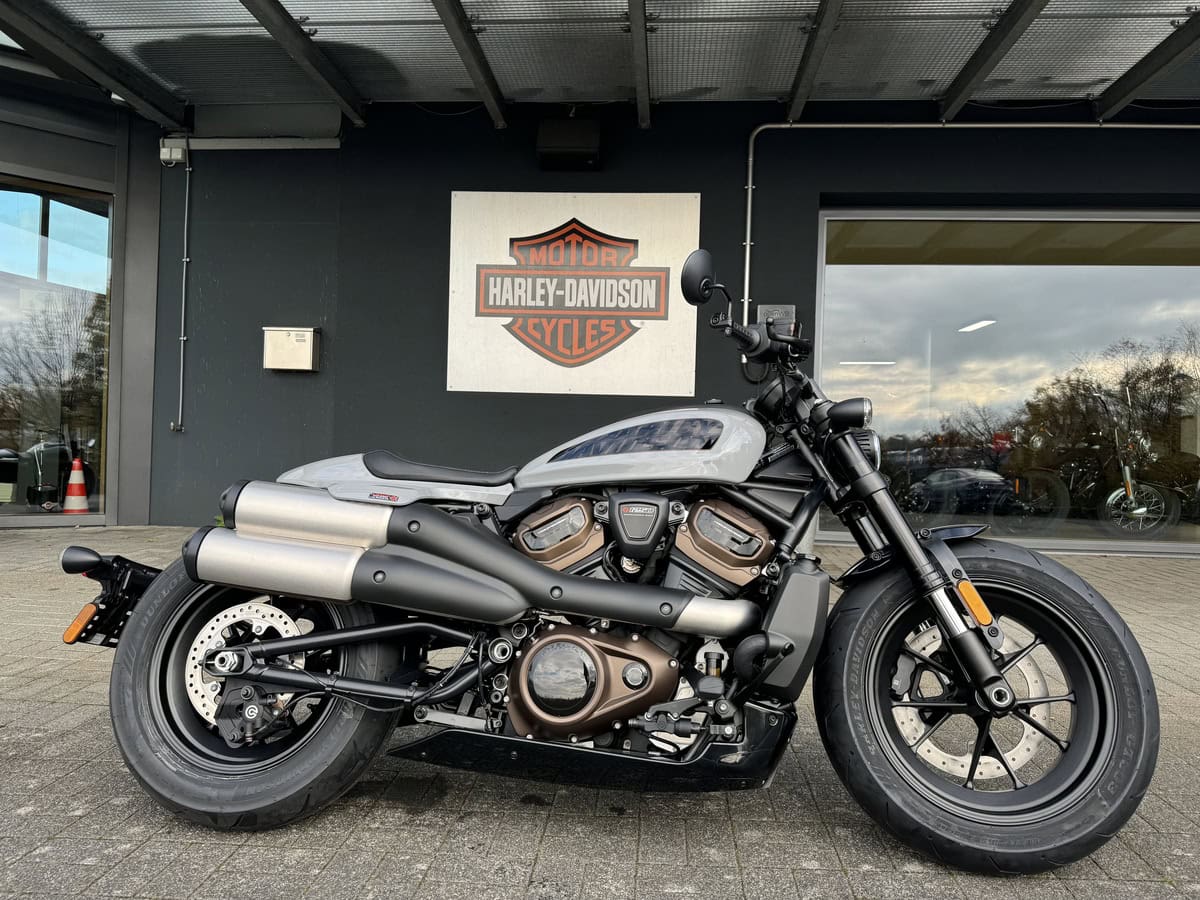 1. Hochleistungs-Harley-Davidson-Motorrad vor Harley-Davidson-Store.