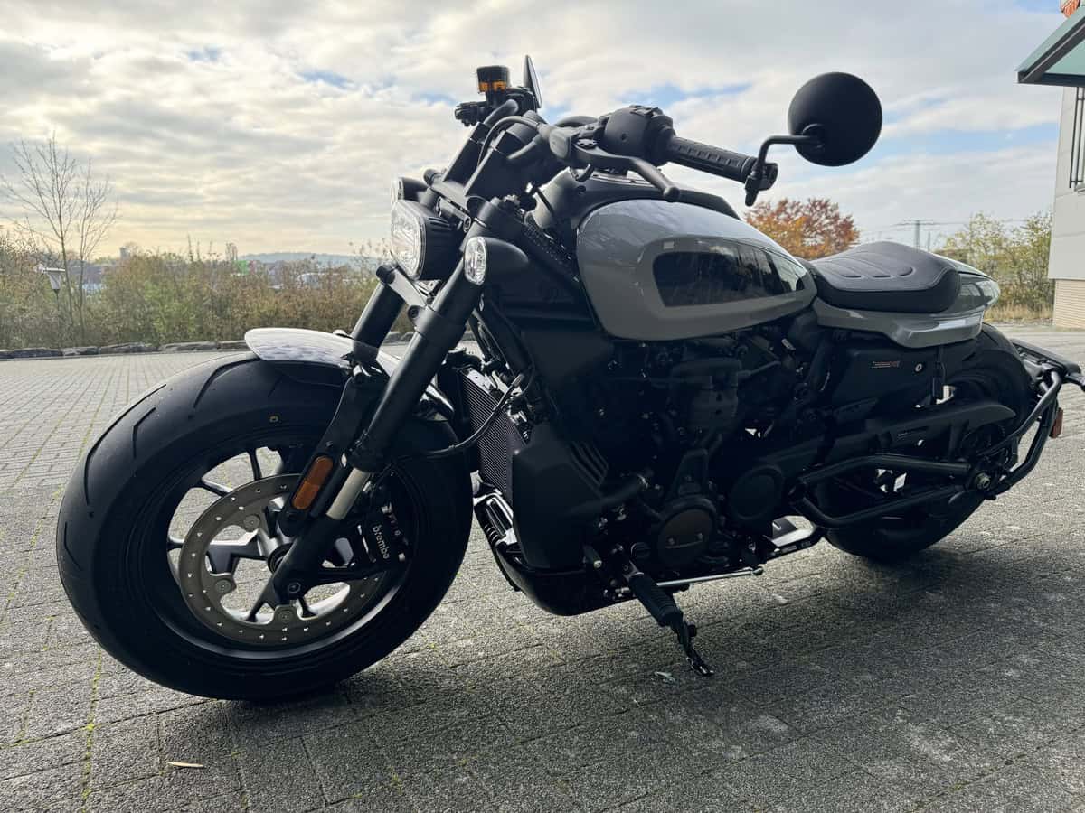 Harley-Davidson Motorrad, schwarz, modern, auf Asphalt, stilvolles Bike mit Vollausstattung.