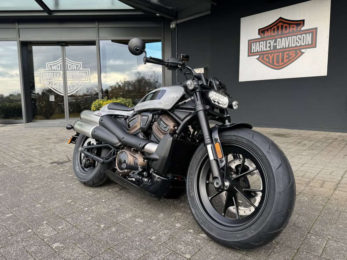 H-D® YOUR BIKE HOUSE Harley-Davidson Motorrad vor Händlerfassade, modernes Design.