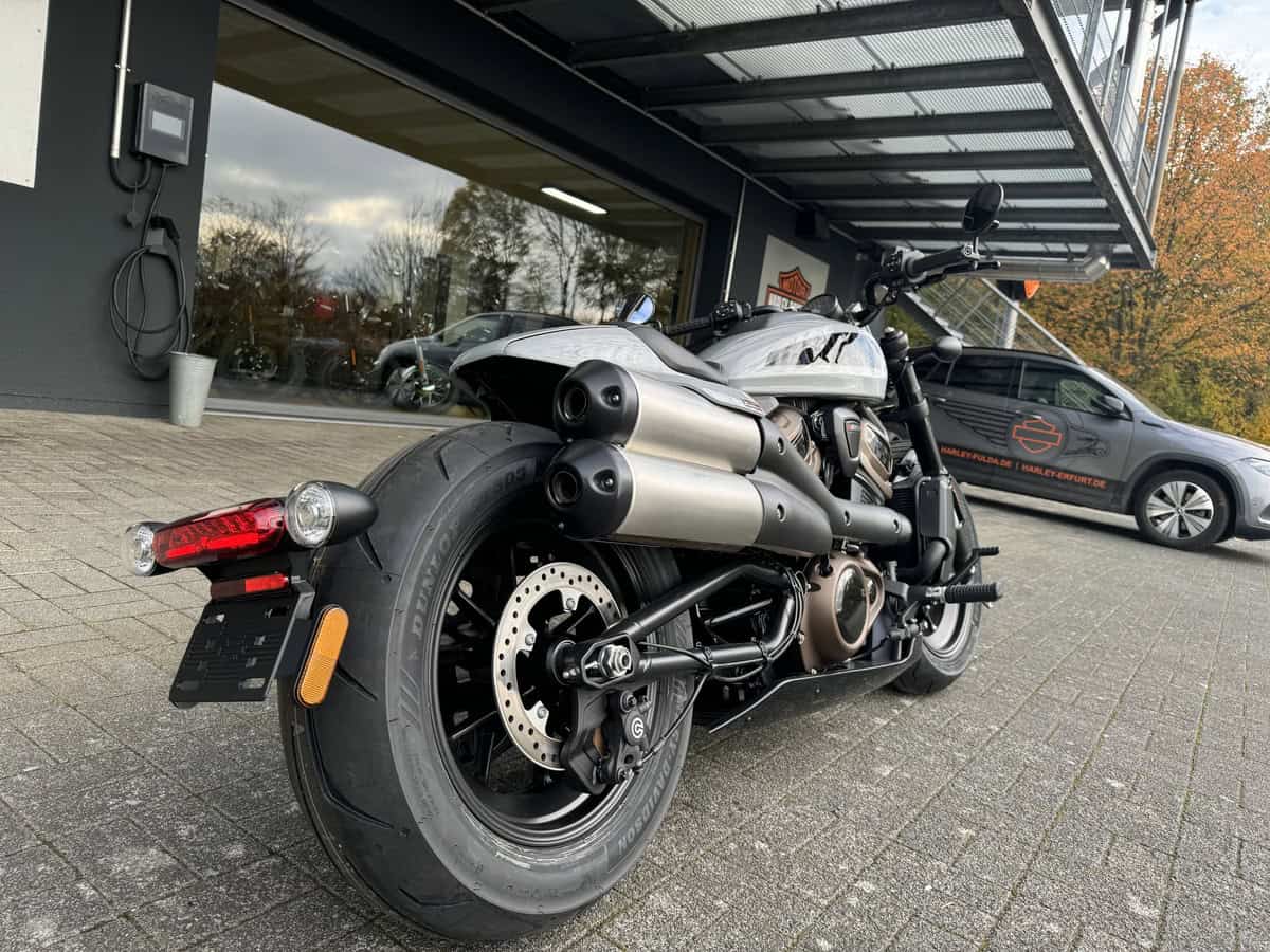 Dreiviertelansicht einer Harley-Davidson-Motorrad vor einem Harley-Vertragshändler.