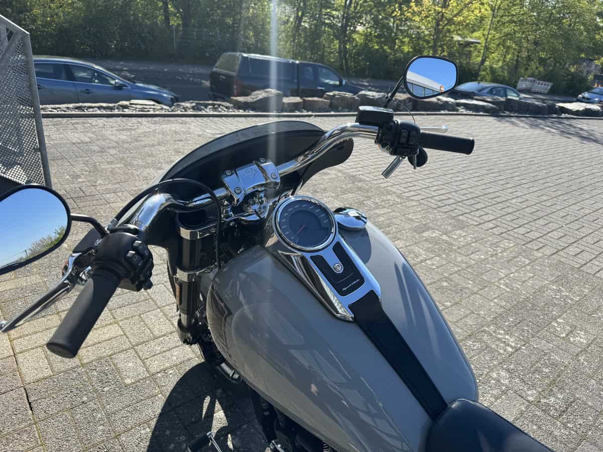 1. Hochwertige Harley-Davidson Motorrad-Armaturen und Lenker in Schwarz und Chrom.