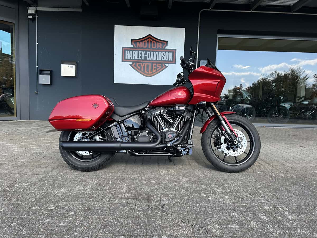 Harley-Davidson Touring-Motorrad in Rot vor Harley-Davidson Händler.