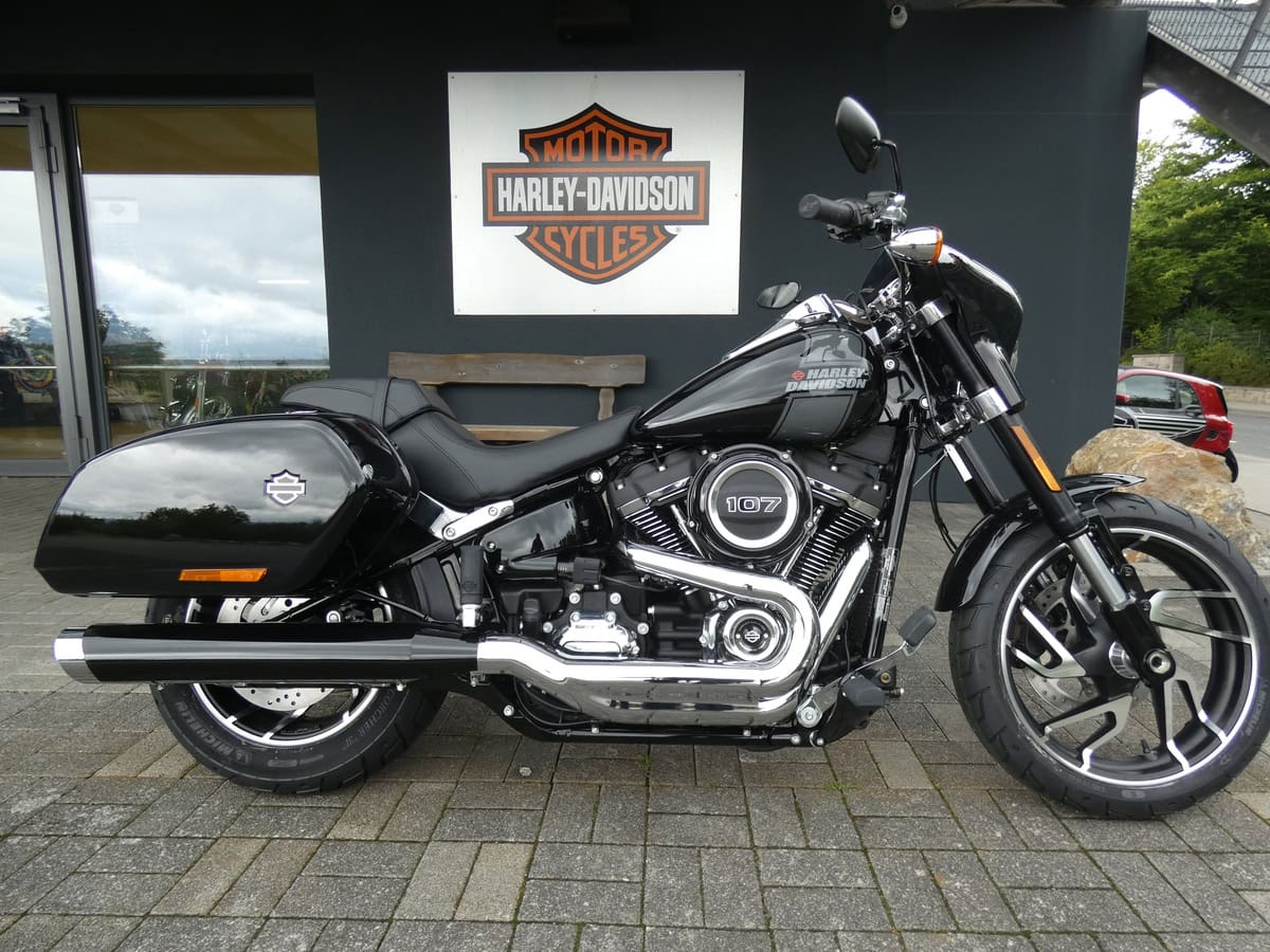 Harley-Davidson Fat Bob Motorrad, schwarzmatt, modern Design, Teil von Harley's Modellreihe 107.