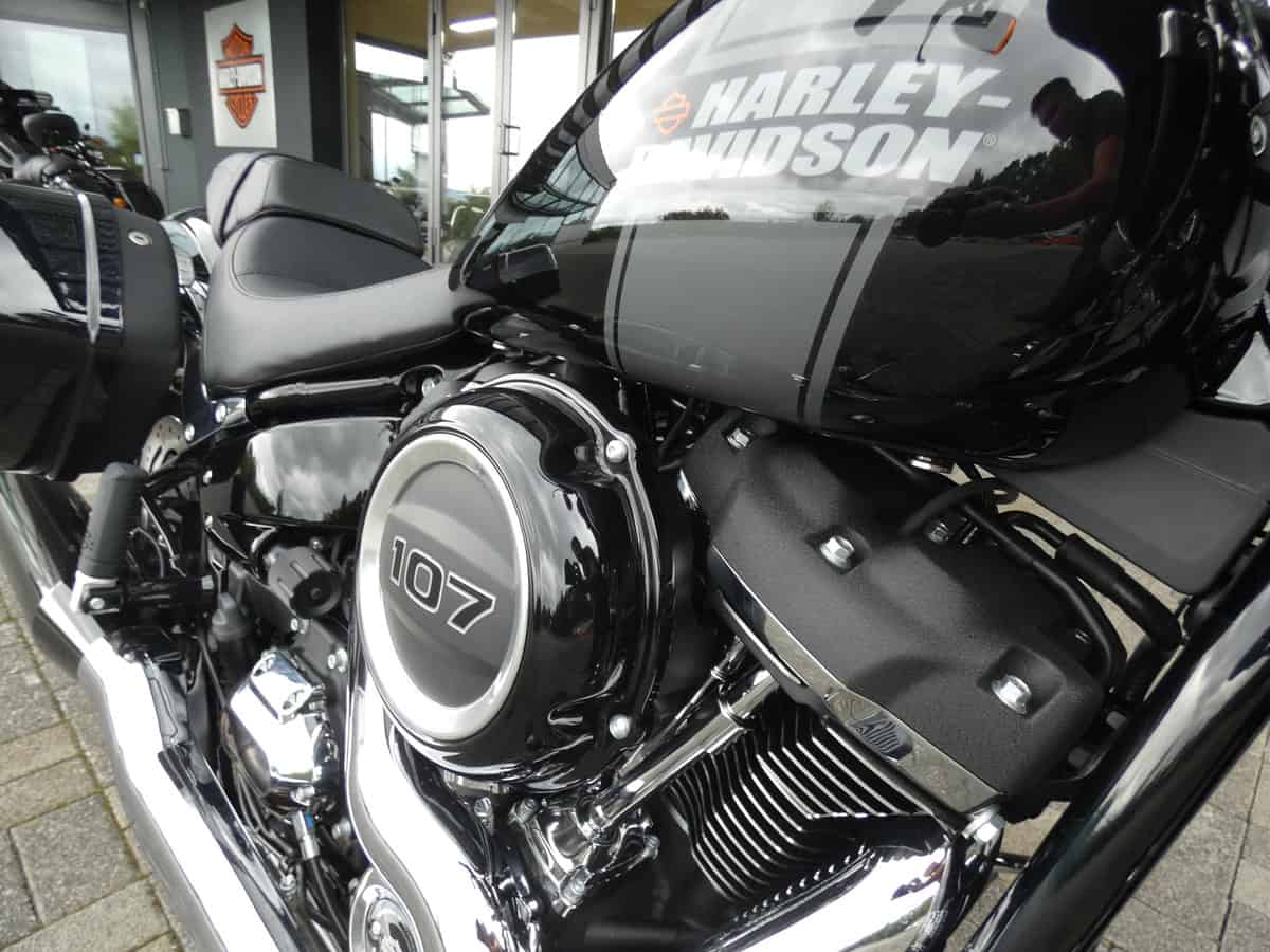 H-D® Harley-Davidson Motorrad, schwarzes Bike mit 107er Motor, auf Ausstellungsfläche.