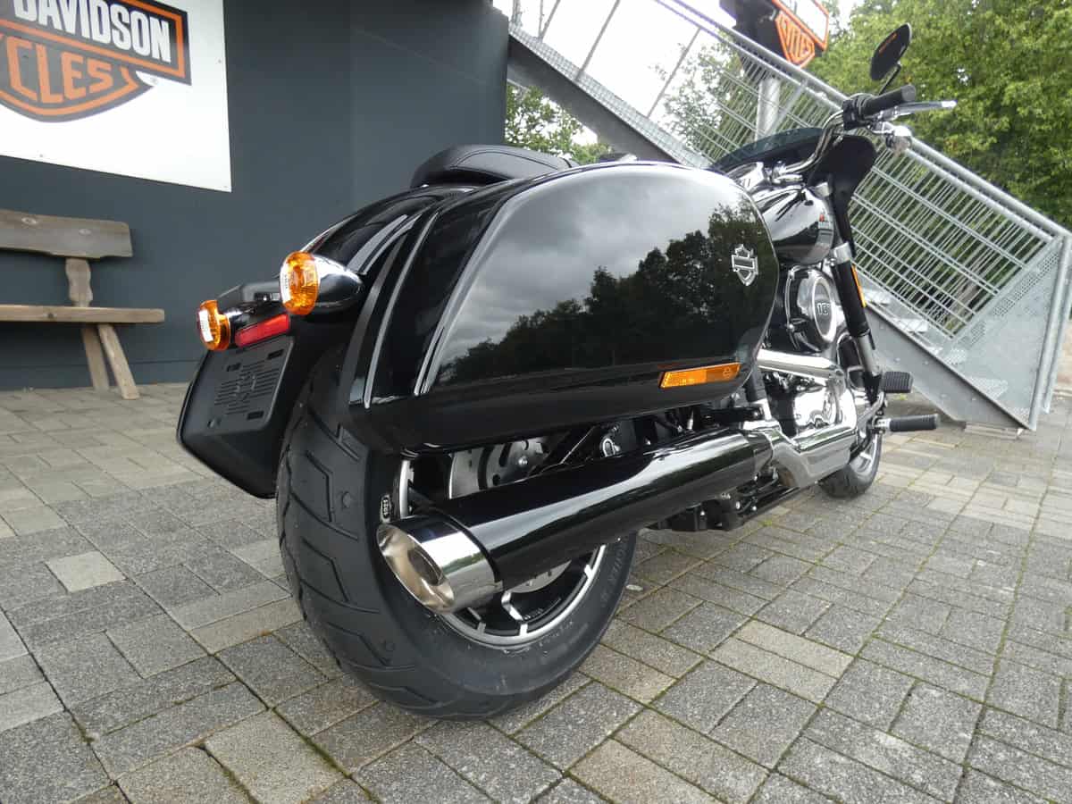 Schwarze Harley-Davidson Motorräder im Ausstellungsbereich bei Your Bike House.