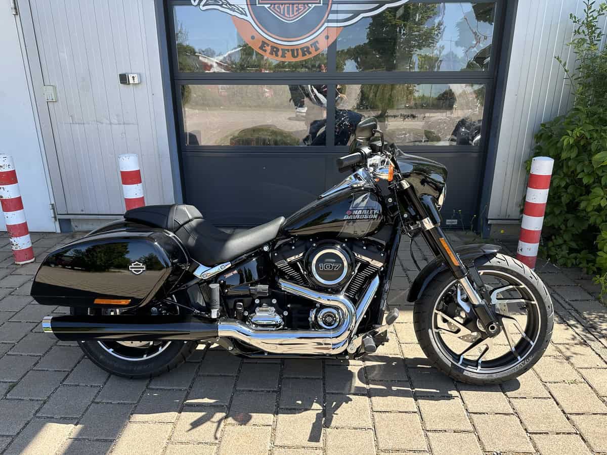 Harley-Davidson Sportster 107 in Schwarz, stilvoll und kraftvoll, ideal für Biker-Fanatiker.