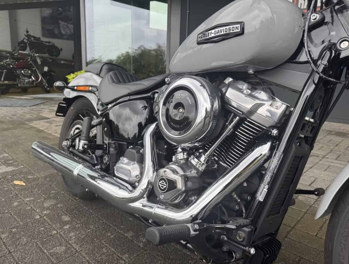 H-D® Harley-Davidson Motorrad vor Händler im Außeneinsatz.