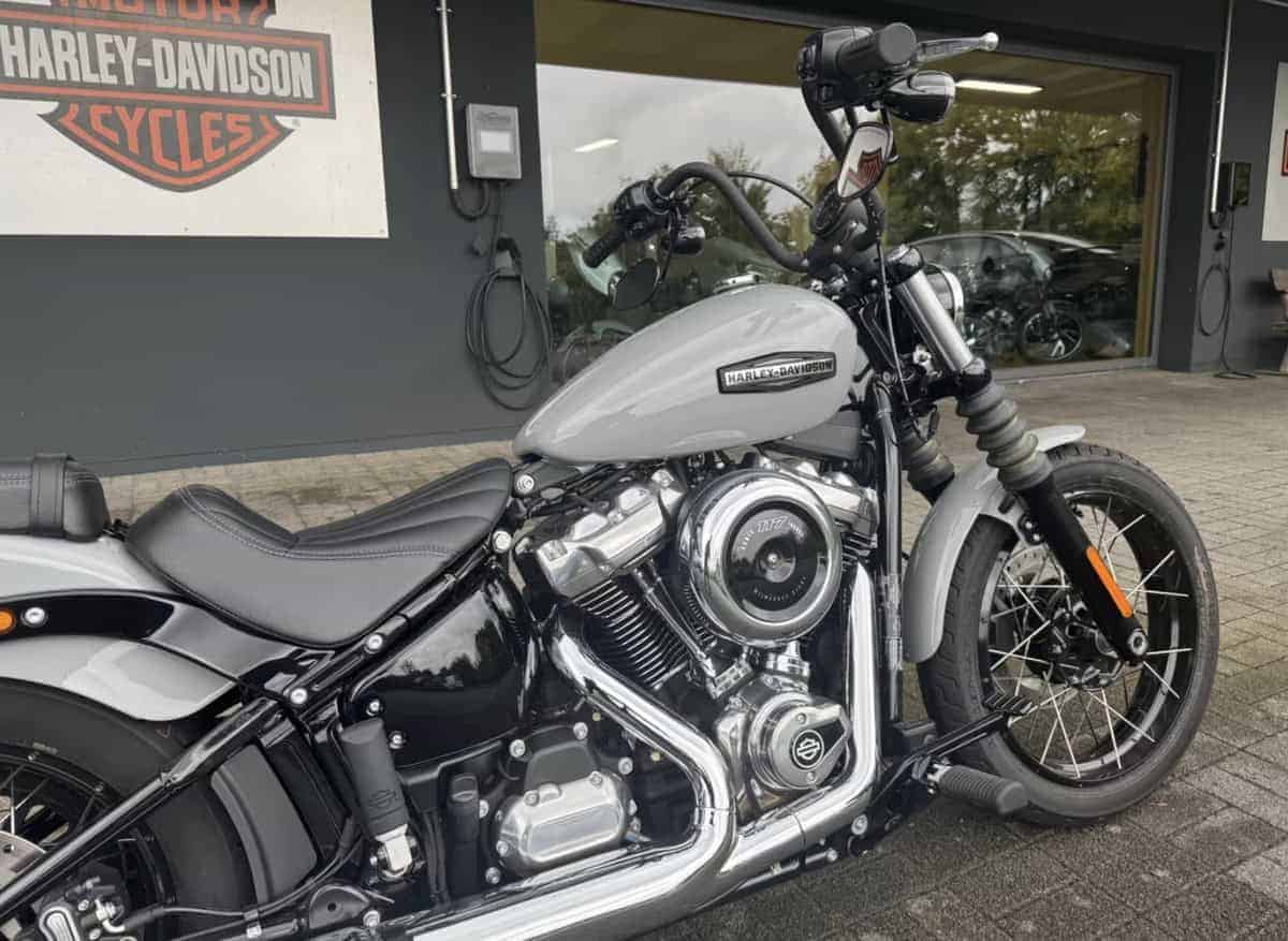 Harley-Davidson Motorrad vor Händler H-D® YOUR BIKE HOUSE, offizielle Harley-Vertrieb.