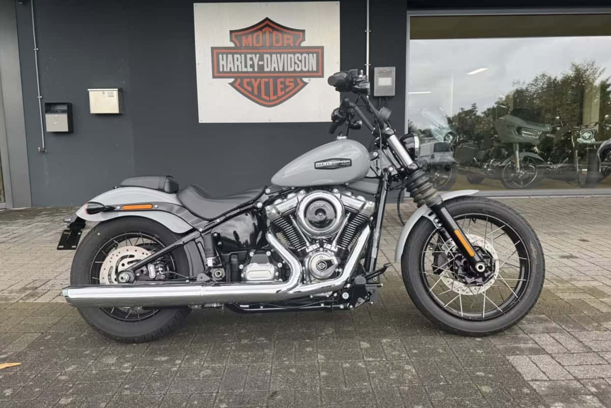 Harley-Davidson Sportster, schwarze und silberne Vintage-Motorrad, vor Harley Store.