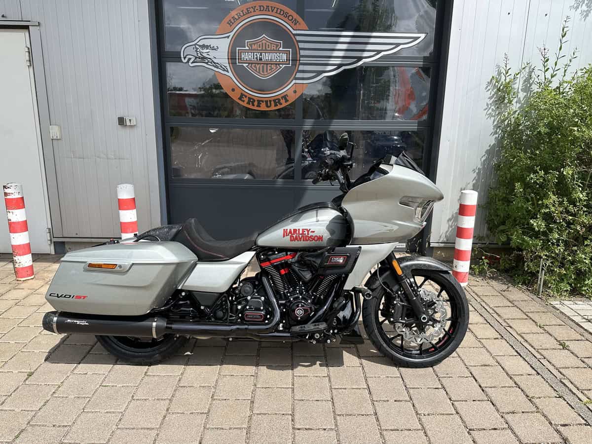 - Harley-Davidson Touring Motorrad vor Werkstatttor.