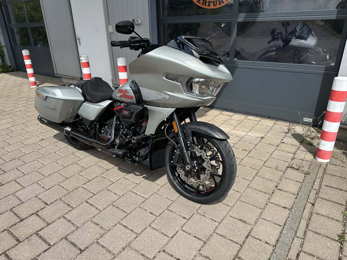 Harley-Davidson Touring Bike vor Werkstatt, modernes Design, leistungsstark, perfektes Motorräder Erlebniss.