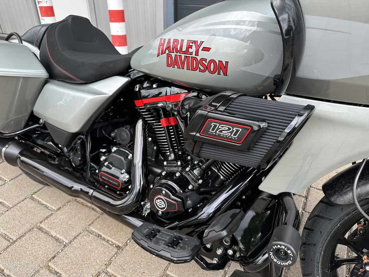 1. Hochwertige Harley-Davidson Motorrad im Showroom.