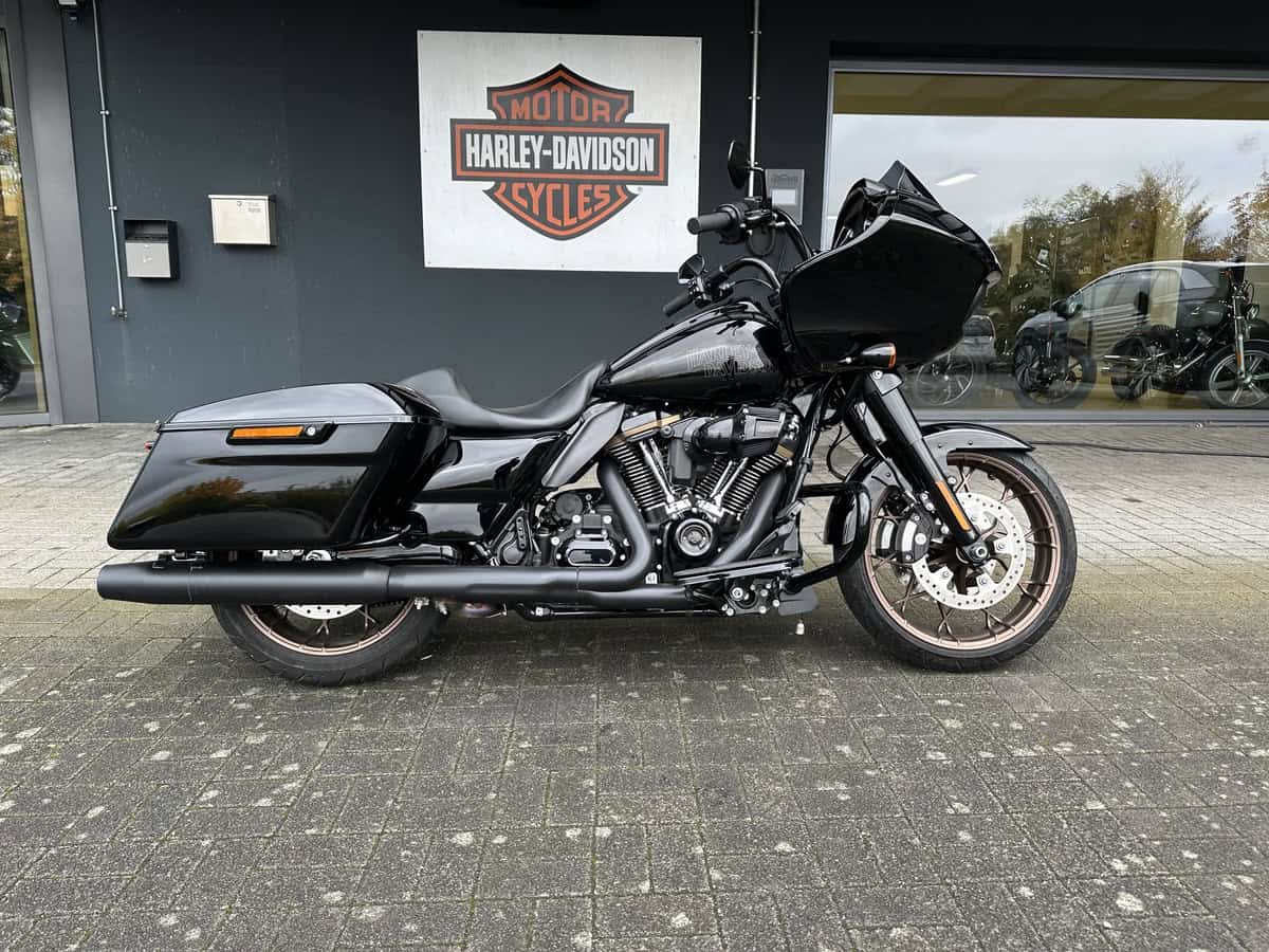 Harley-Davidson Touring Motorcycle in Schwarz, vor Harley-Davidson Store. Perfekt für lange Touren.