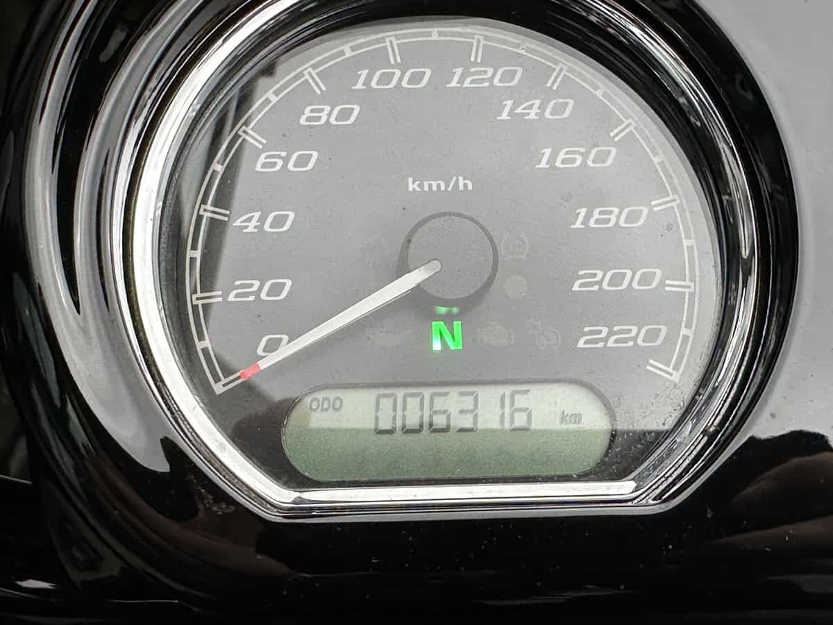 1. Modernes Motorrad-Tacho mit digitalen und analogen Anzeigen.