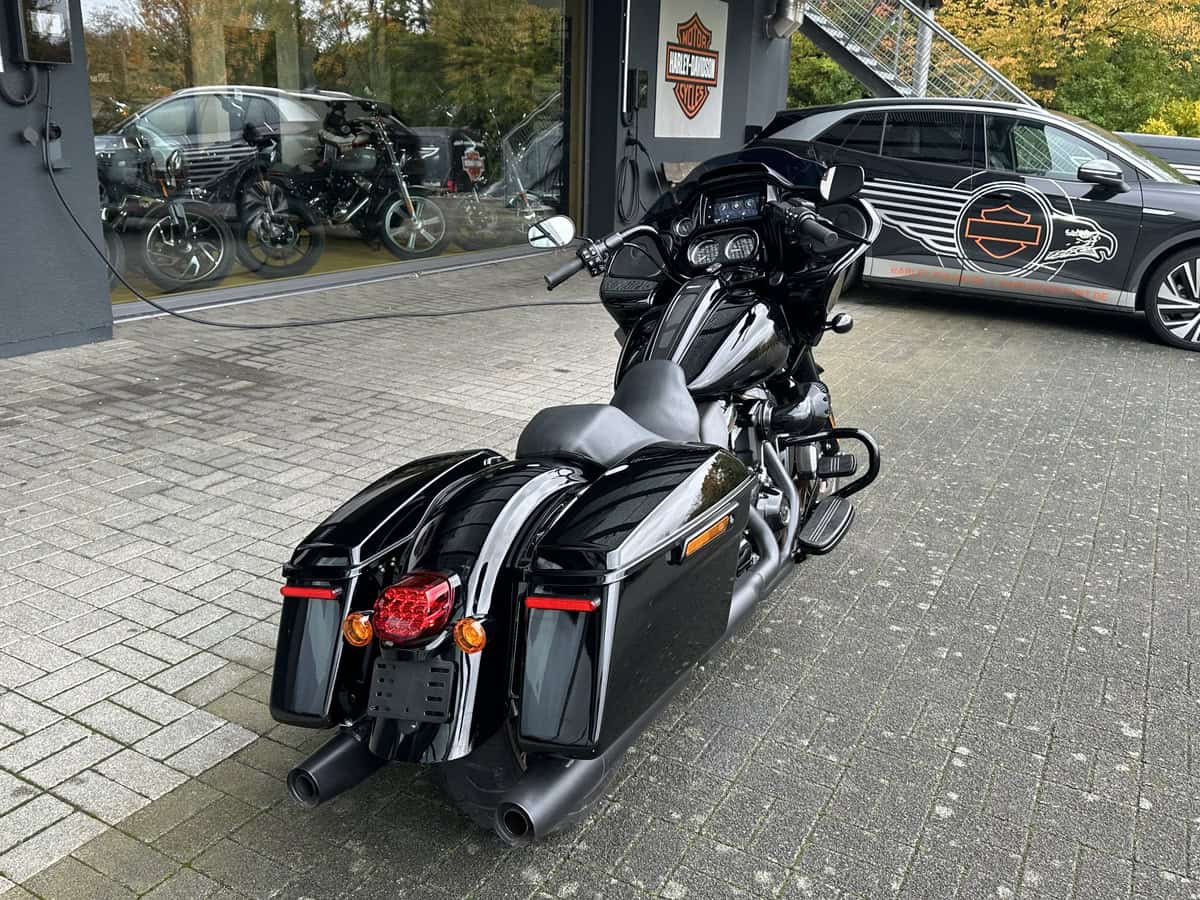 Leistungsstarker Harley-Davidson Tourenbike in Schwarz vor Harley-Store.
