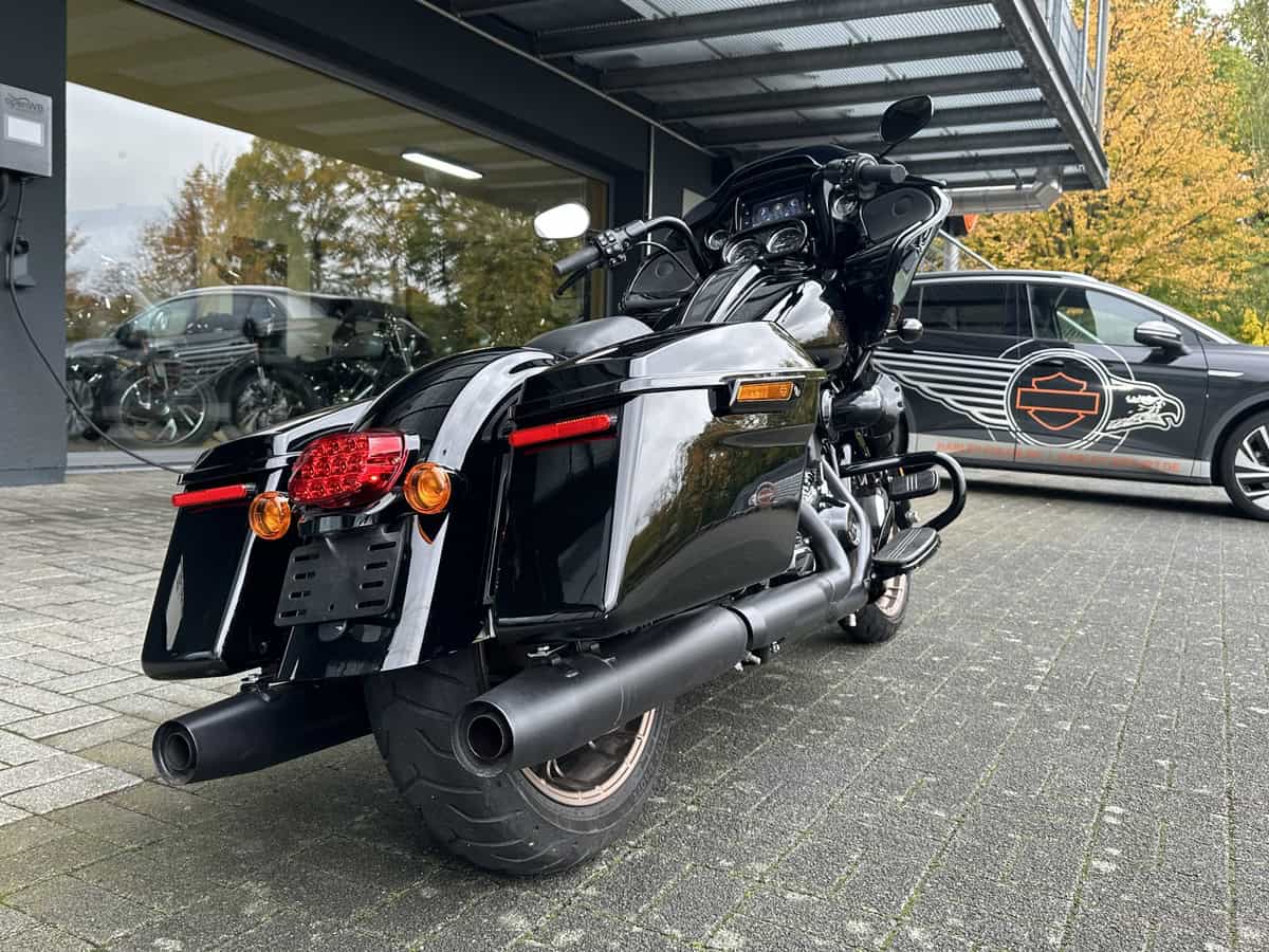Moderne Harley-Davidson Touring Motorrad vor Dealership in Deutschland.
