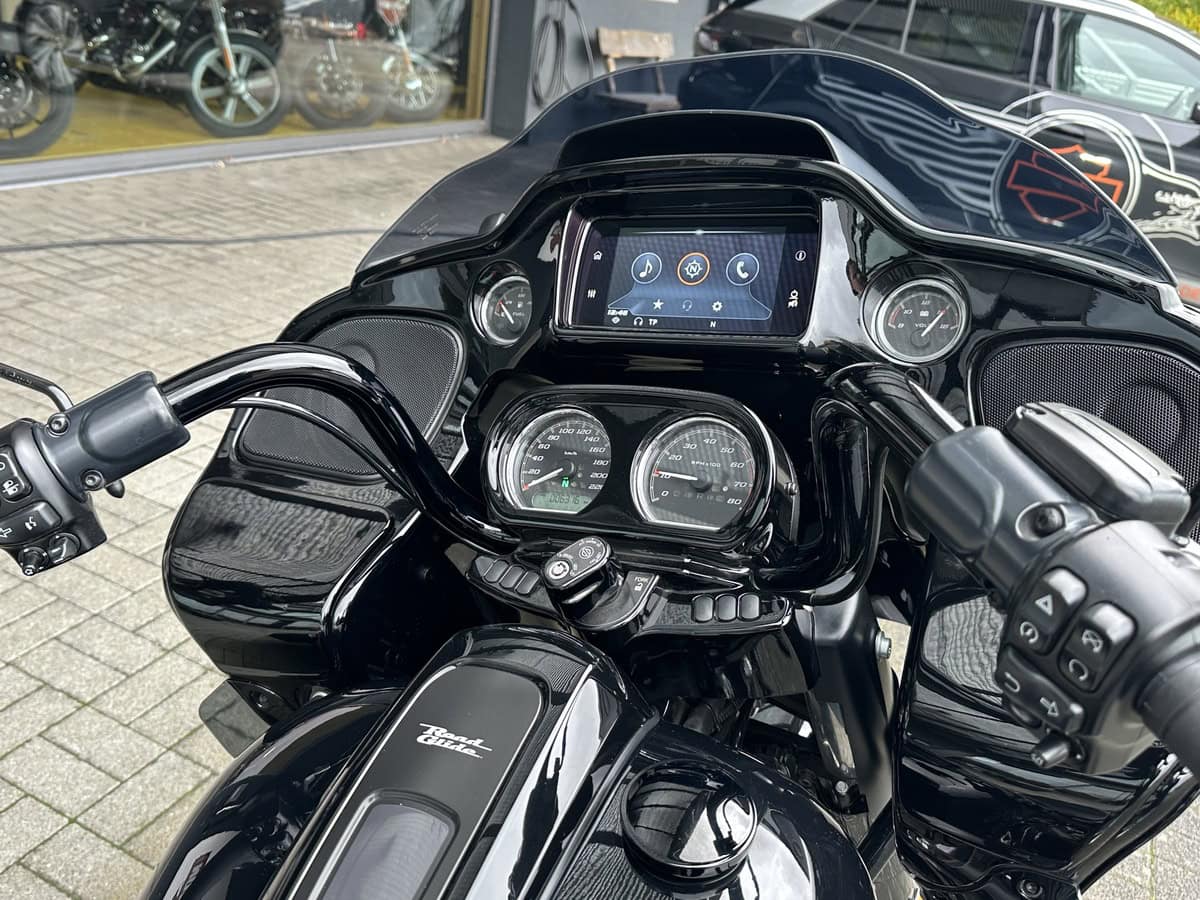Modernes Harley-Davidson Motorrad Cockpit mit digitalem Display und klassischen Anzeigen.