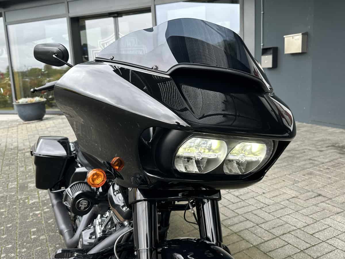Stilvolle schwarze Harley-Davidson Tourenwindschutzscheibe mit LED-Scheinwerfern.