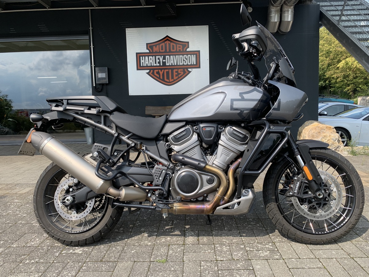 Harley-Davidson Adventurebike vor Händlergebäude, modernes Design, leistungsstarkes Motorrad.