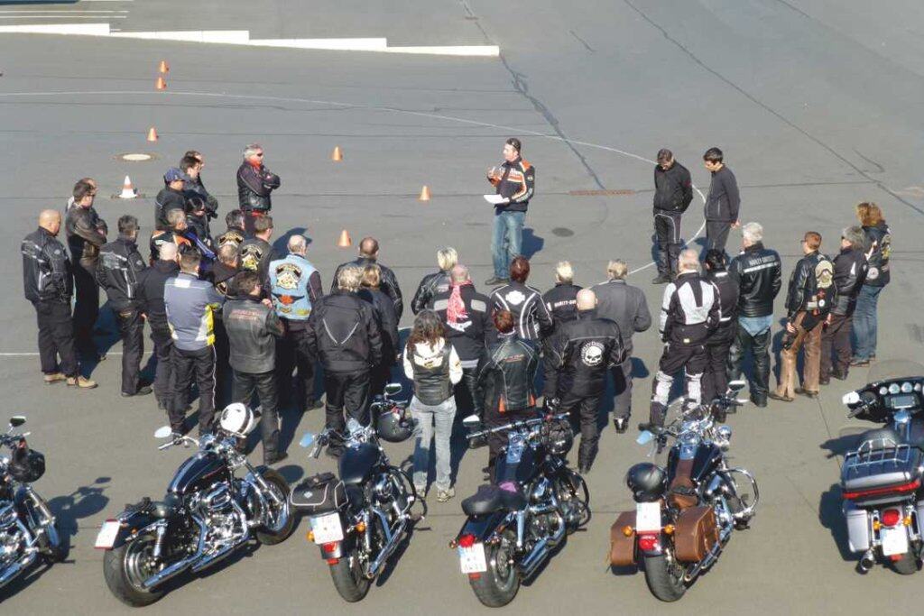 Harley-Davidson Treffen mit Biker-Gruppe auf dem Flugplatz.