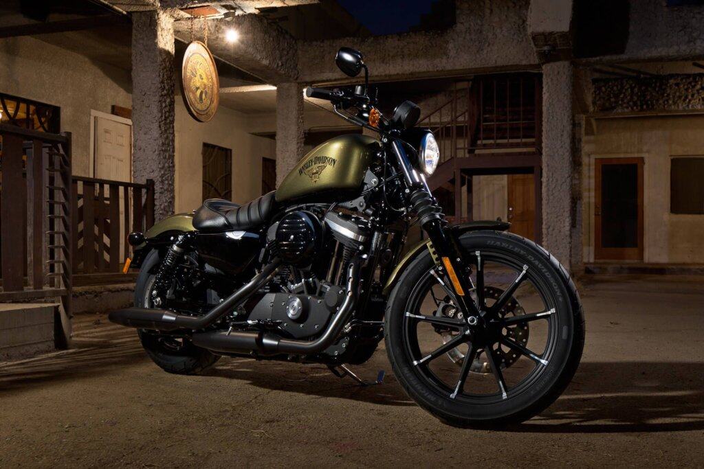 Harley-Davidson Sportster in dunklem Gebäude bei Nacht.