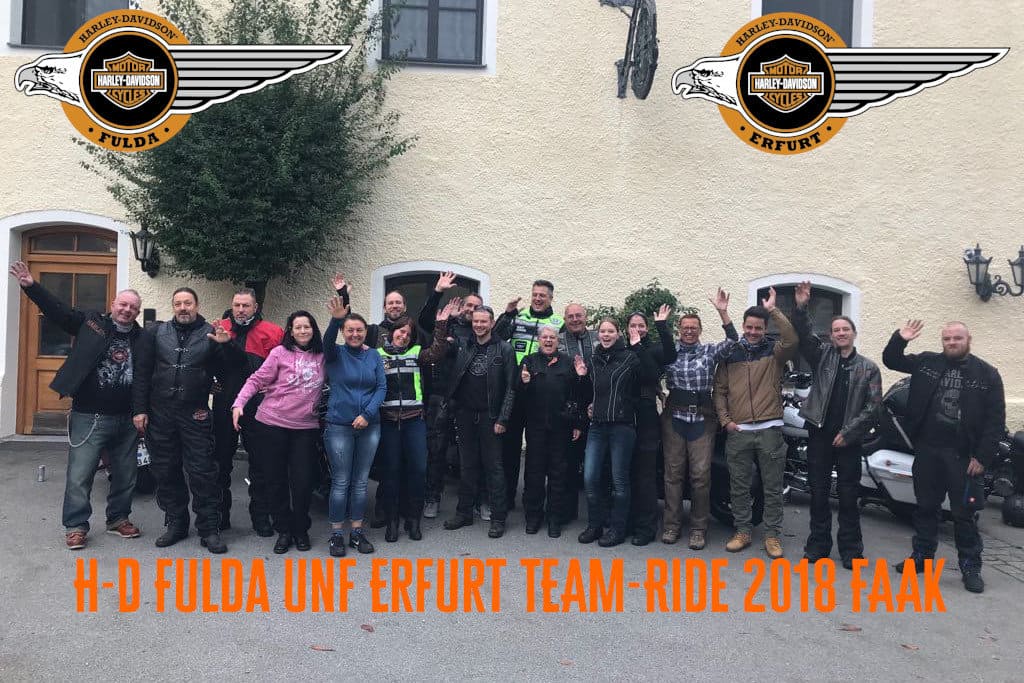 H-D Fulda Erfurt Team-Ride 2018 vor einem Gebäude mit Harley-Davidson Logos, alle Teilnehmer begrüßen die Kamera.