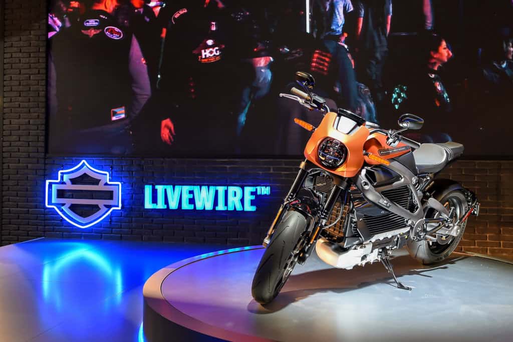 Harley-Davidson Elektromotorrad auf Präsentationsbühne.