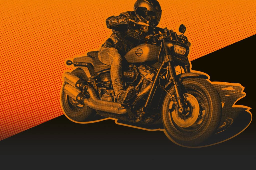 Harley-Davidson Motorrad mit Fahrer vor orange-schwarzem Hintergrund.