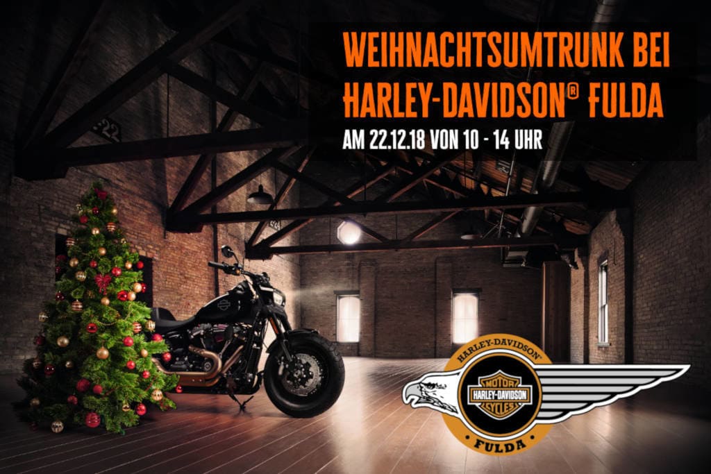 Harley-Davidson Motorrad neben Weihnachtsbaum in Loft-Workshop.