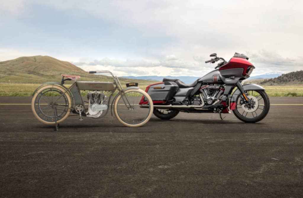 - Seltene historische Harley-Davidson mit Elektroantrieb auf offenem Land.
