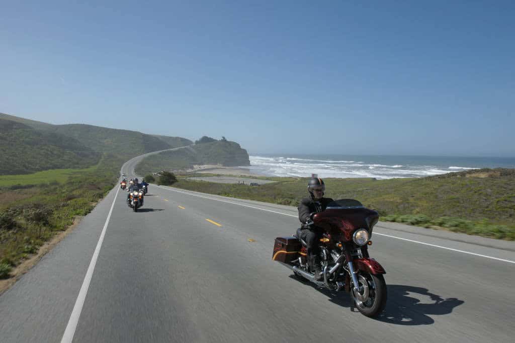 Harley-Davidson Motorräder auf Küstenstraße, Freiheit und Abenteuer, offizielle Harley-Davidson Händler, Your Bike House.