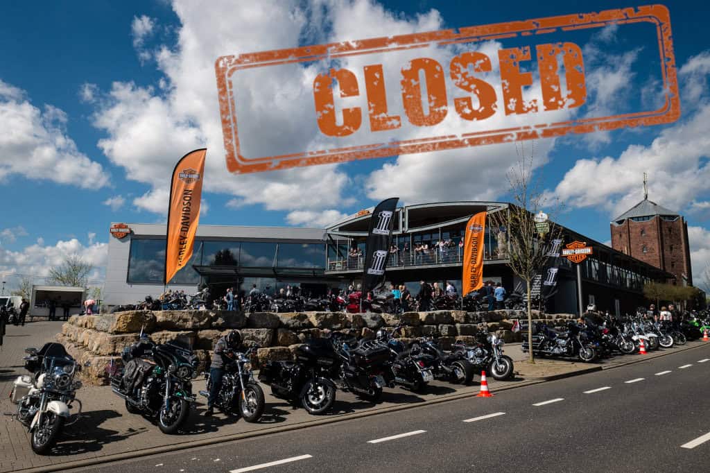 Harley-Davidson Motorradparkplätze vor der Harley-Davidson Filiale mit Kunden.