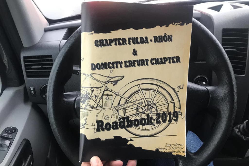 Bike-Booklet mit Fahrradzeichnung im Innenraum eines Autos, Harley-Davidson Style.