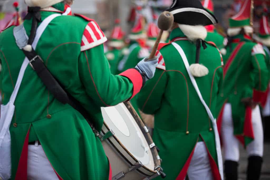 Französische Militärmusik im historischen Kostüm bei einem Umzug in Frankreich.