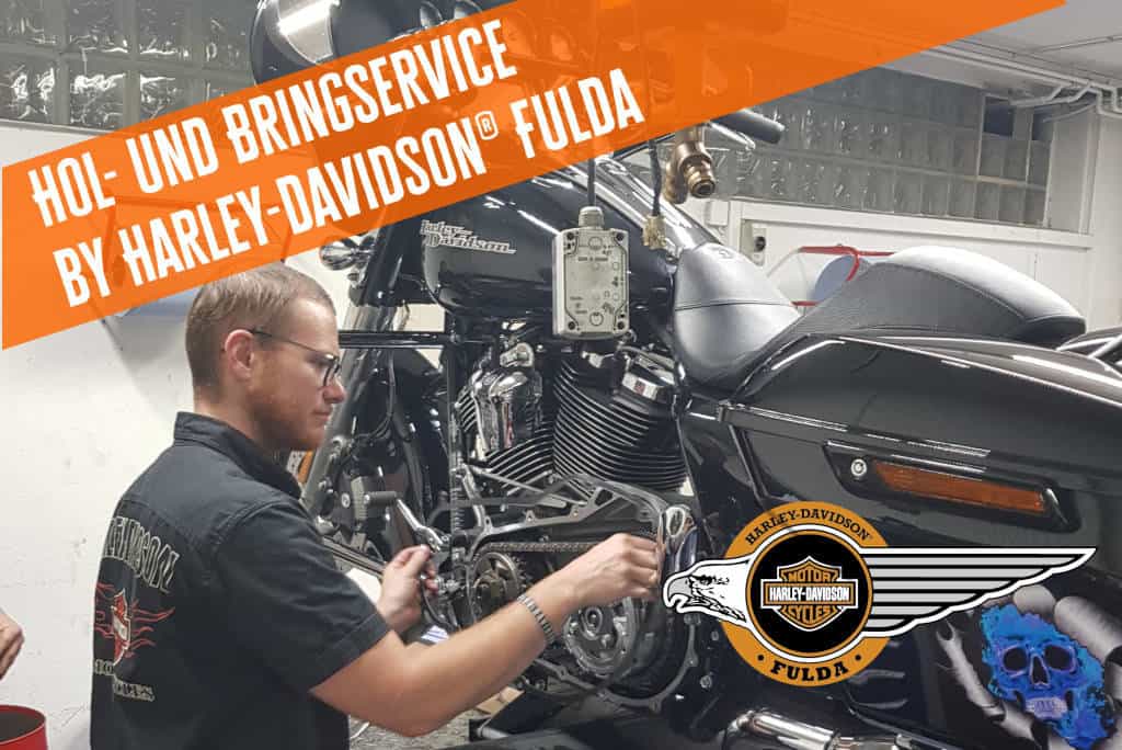 Harley-Davidson Motorrad beim Service in der Werkstatt, professionelle Reparatur.