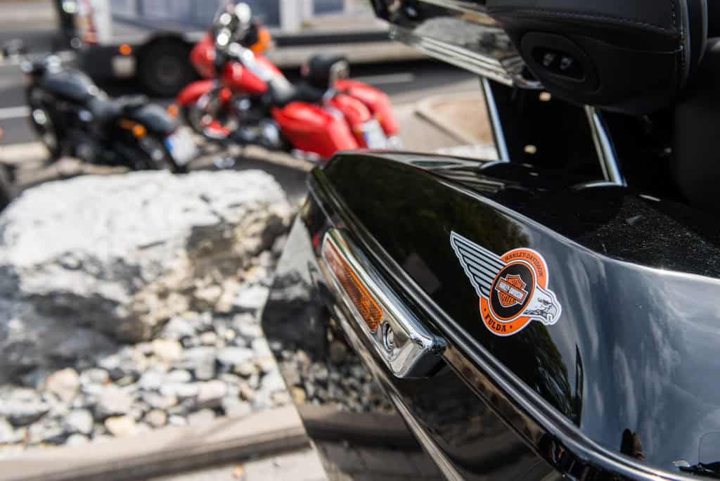 Harley-Davidson Motorrad mit Logo, Blick auf Details und Umgebung.