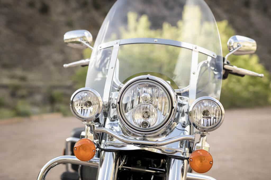 H-D® YOUR BIKE HOUSE Harley-Davidson Motorradfront mit Scheinwerfer und Windschutzscheibe.