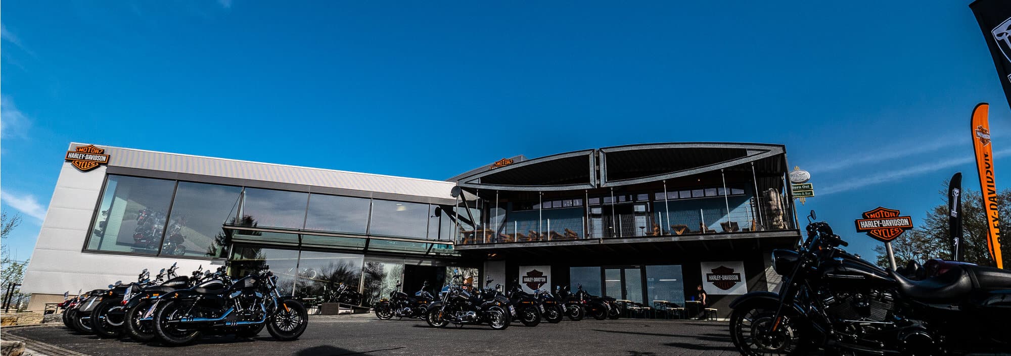 Harley-Davidson Motorräder vor unserem Haus.